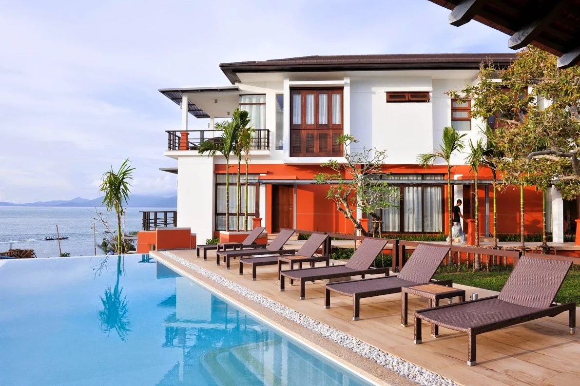 Biệt thự nhiệt đới bên hồ bơi